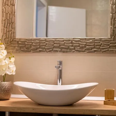 Beautiful Libero With A Pool Jacuzzi Sauna فيلة ماكارسكا