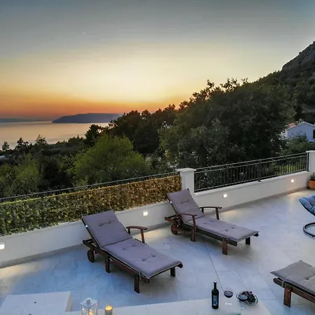 Beautiful Libero With A Pool Jacuzzi Sauna * Makarska