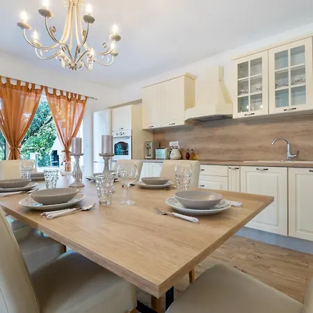 Beautiful Libero With A Pool Jacuzzi Sauna * Makarska