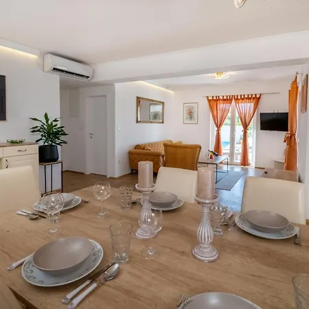 Beautiful Libero With A Pool Jacuzzi Sauna * Makarska