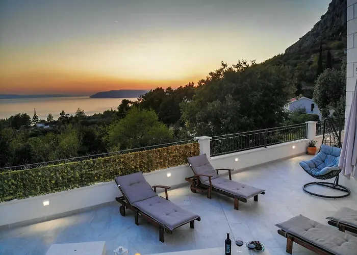 Beautiful Libero With A Pool Jacuzzi Sauna * Makarska