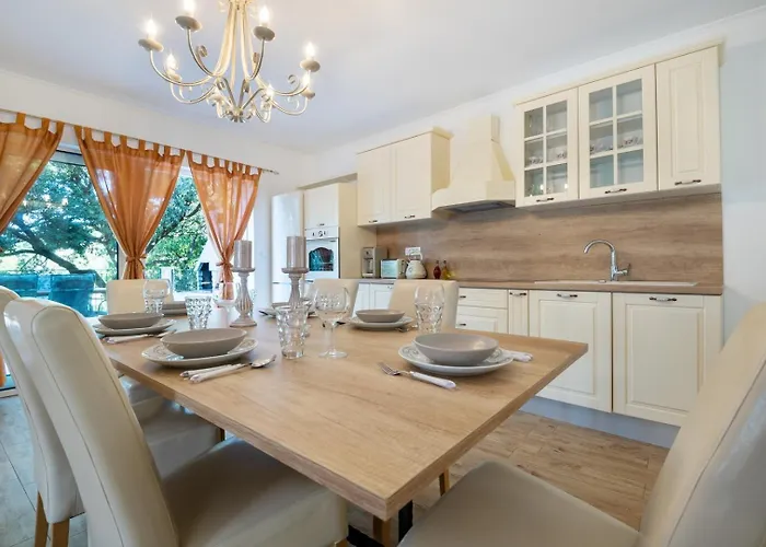 Beautiful Libero With A Pool Jacuzzi Sauna * Makarska