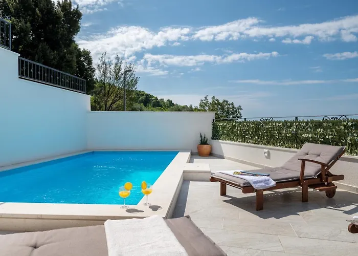 Beautiful Libero With A Pool Jacuzzi Sauna Makarska