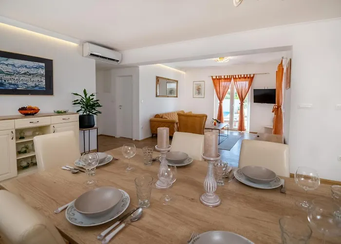 Beautiful Libero With A Pool Jacuzzi Sauna * Makarska