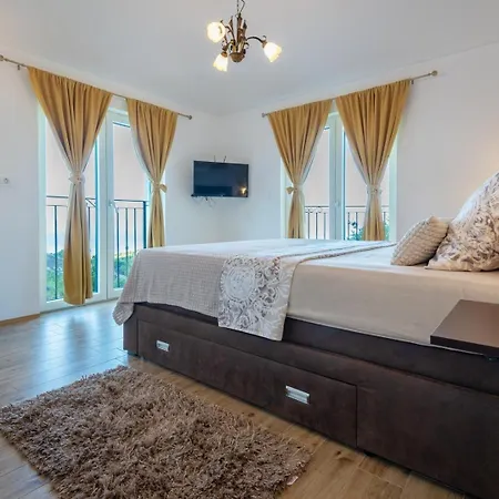 Beautiful Libero With A Pool Jacuzzi Sauna ヴィラ マカルスカ