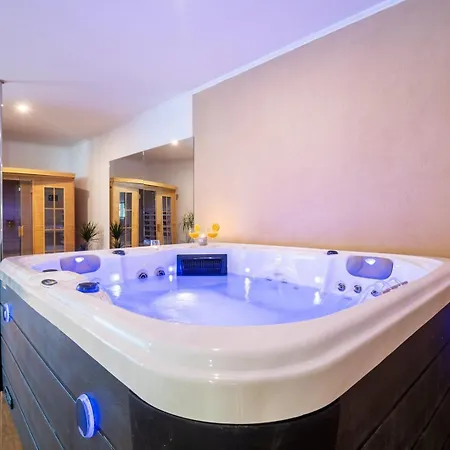 Beautiful Libero With A Pool Jacuzzi Sauna ヴィラ